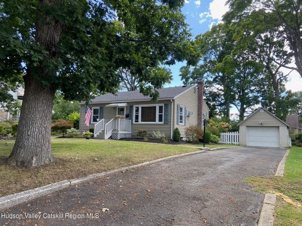 11 Riverledge Road, Hudson, NY 12534