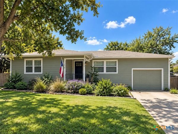 372 W Nacogdoches Street , New Braunfels, TX 78130