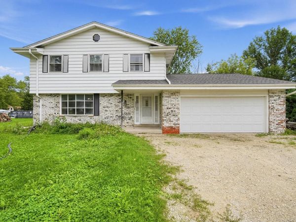 5320 S Tuckaway DRIVE, Greenfield, WI 53221