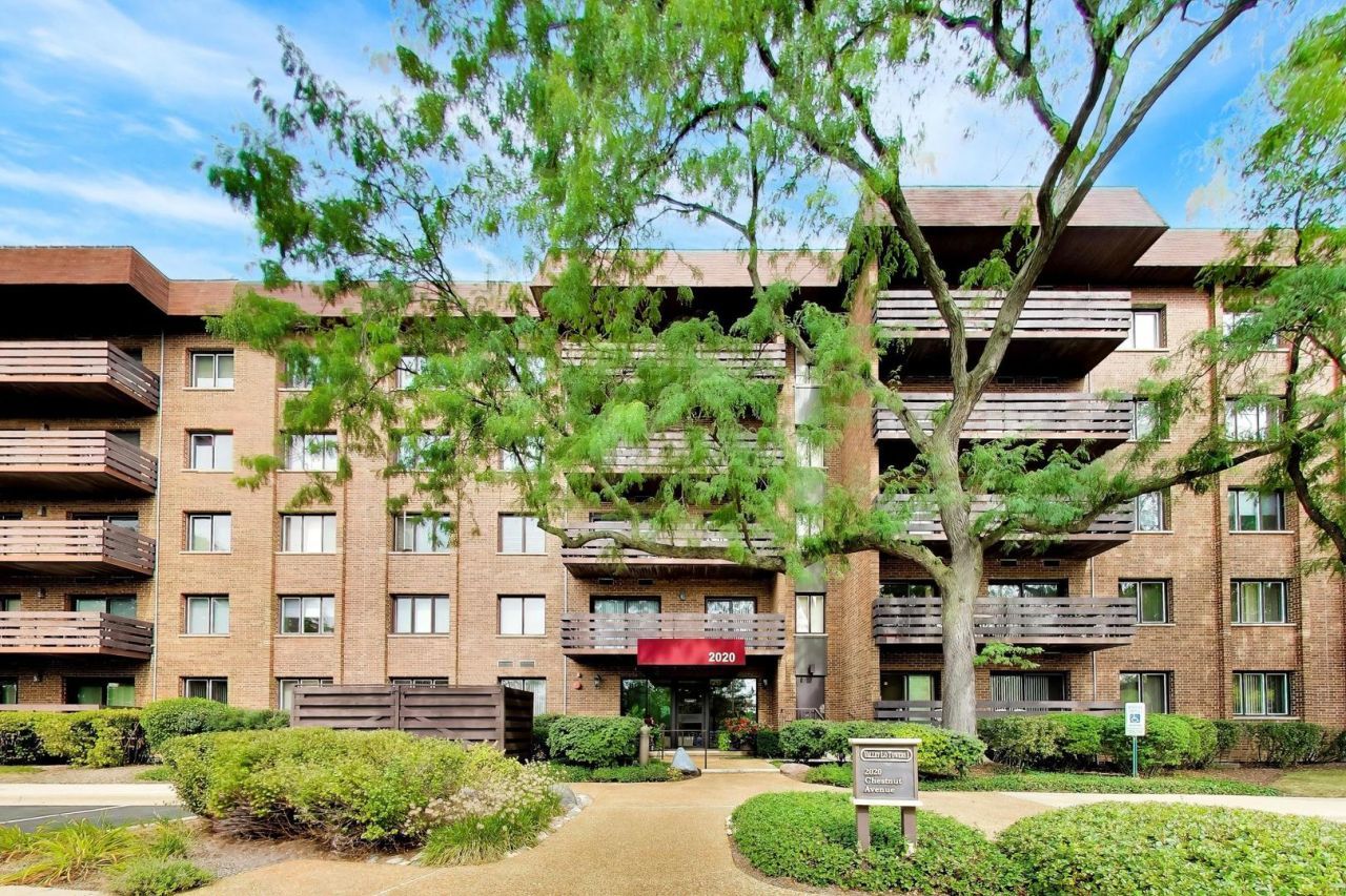 2020 Chestnut Avenue, Unit 109, Glenview, IL 60025 Main Photo