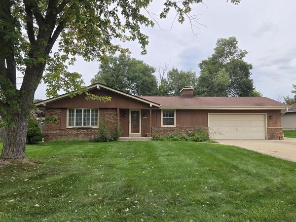 14800 W Fenway DRIVE, New Berlin, WI 53151