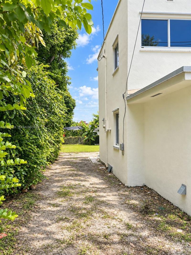 3229 NW 34th St , Miami, FL 33142 Photo