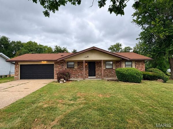 12095 Trampe Heights Lane, St Louis, MO 63138