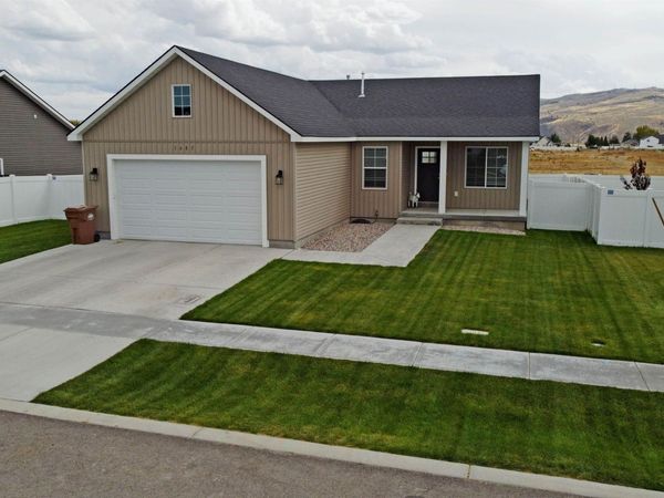 1687 Petersburg Dr, Chubbuck, ID 83202