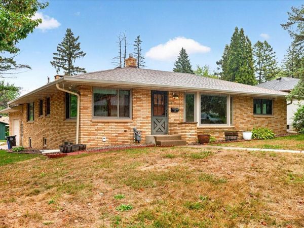 781 Iowa Avenue E, Saint Paul, MN 55106