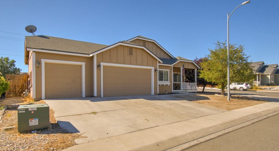 654 Canary Circle, Fernley, NV 89408 Photo