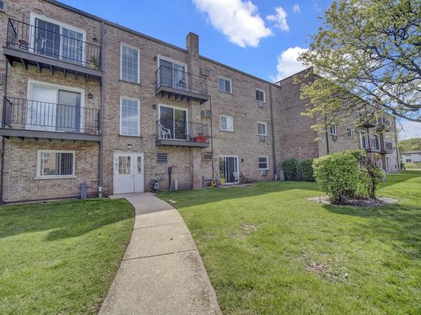 159 W ELK Trail , Unit 359, Carol Stream, IL 60188
