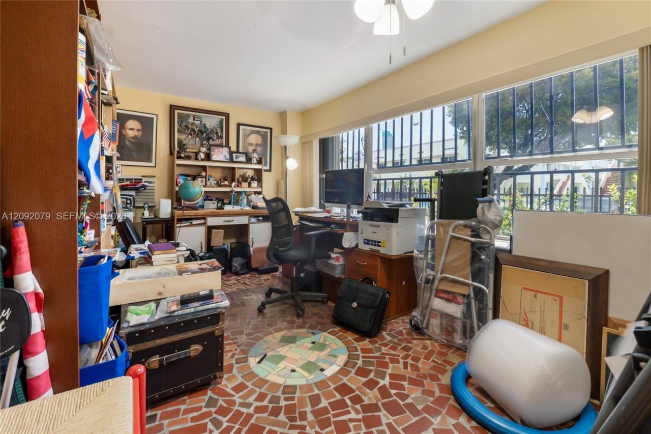 569 SW 5th St , Miami, FL 33130 Photo
