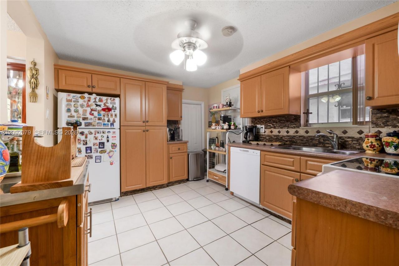 569 SW 5th St , Miami, FL 33130 Photo