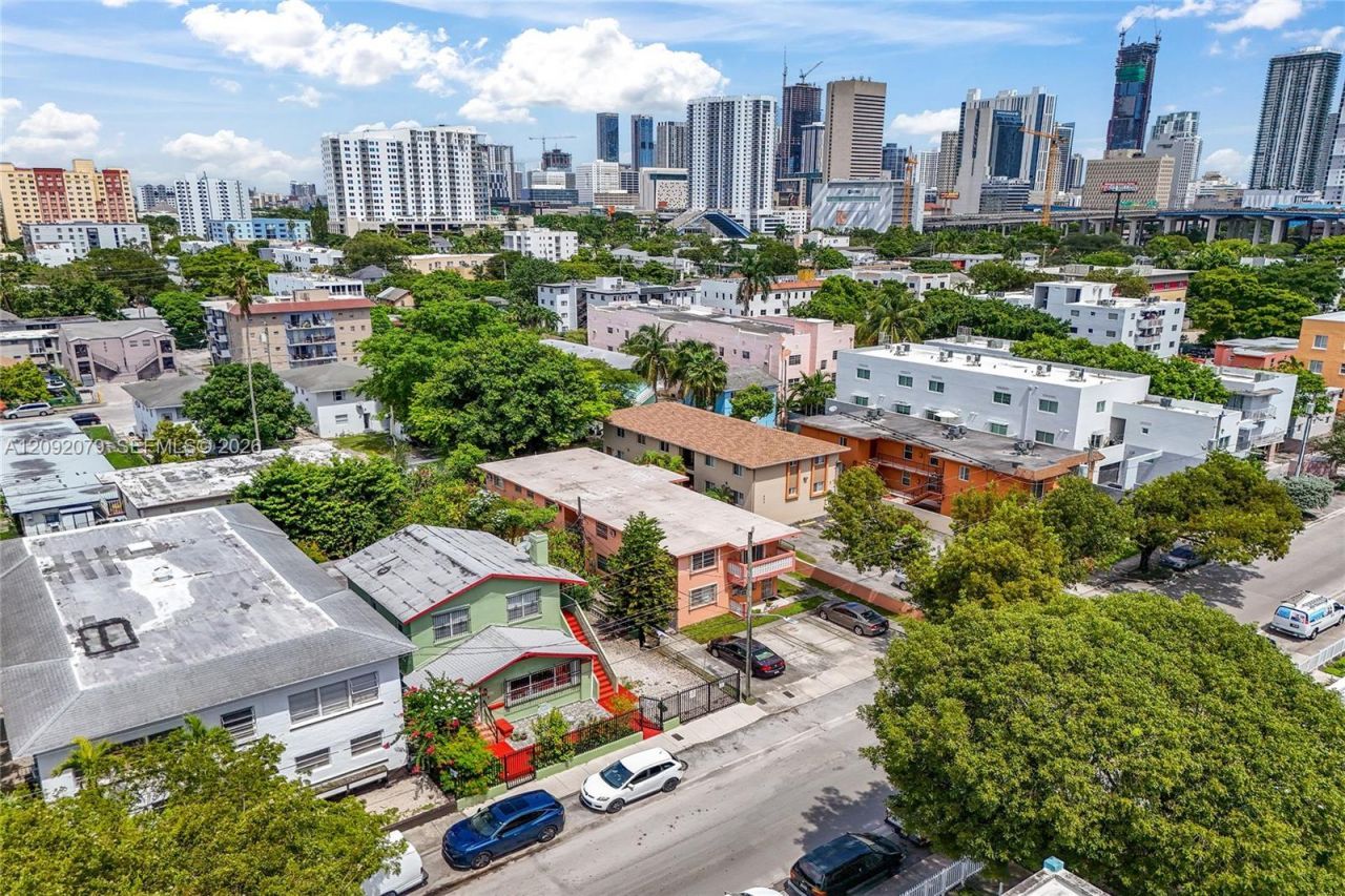 569 SW 5th St , Miami, FL 33130 Photo