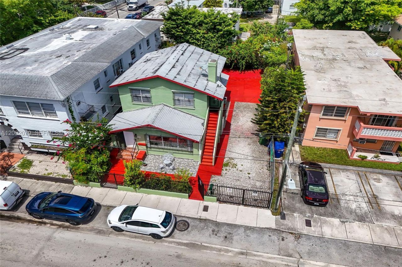 569 SW 5th St , Miami, FL 33130 Photo