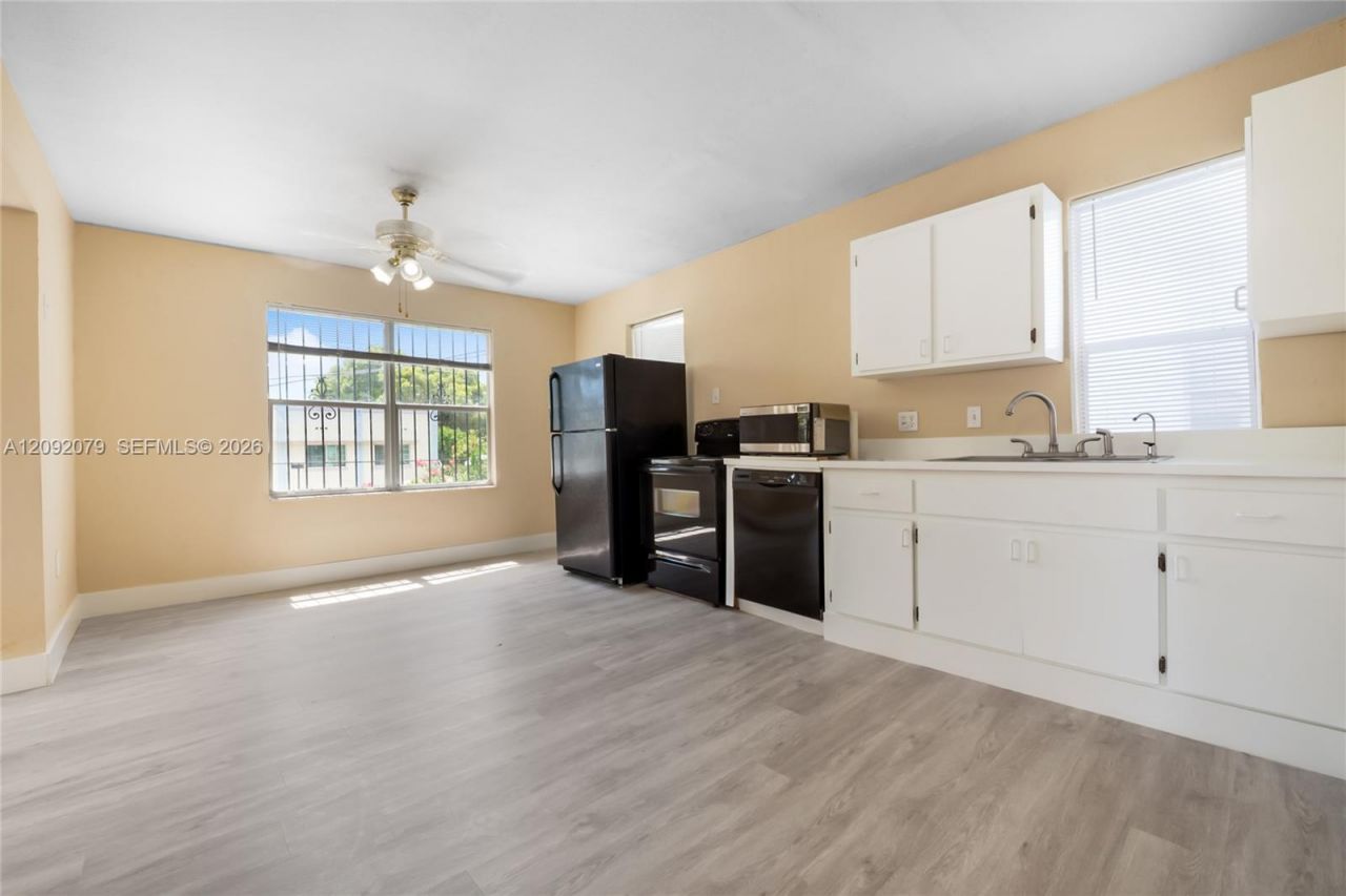 569 SW 5th St , Miami, FL 33130 Photo