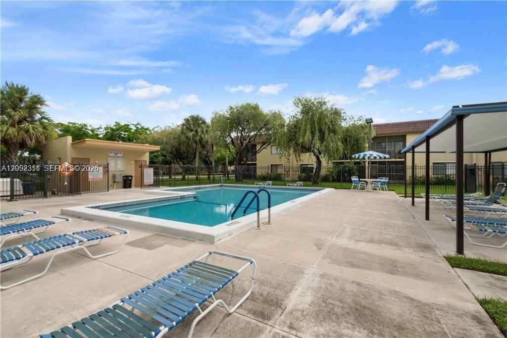 321 Lakeview Dr , Unit 204, Weston, FL 33326 Photo