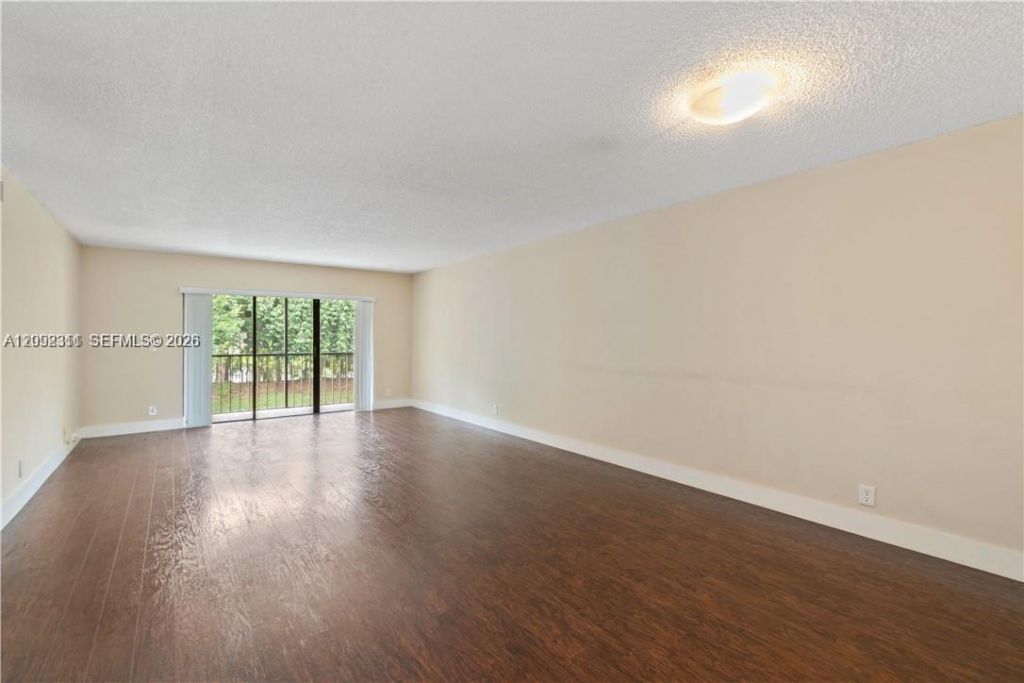321 Lakeview Dr , Unit 204, Weston, FL 33326 Photo
