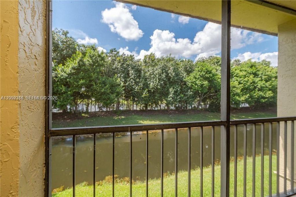 321 Lakeview Dr , Unit 204, Weston, FL 33326 Photo