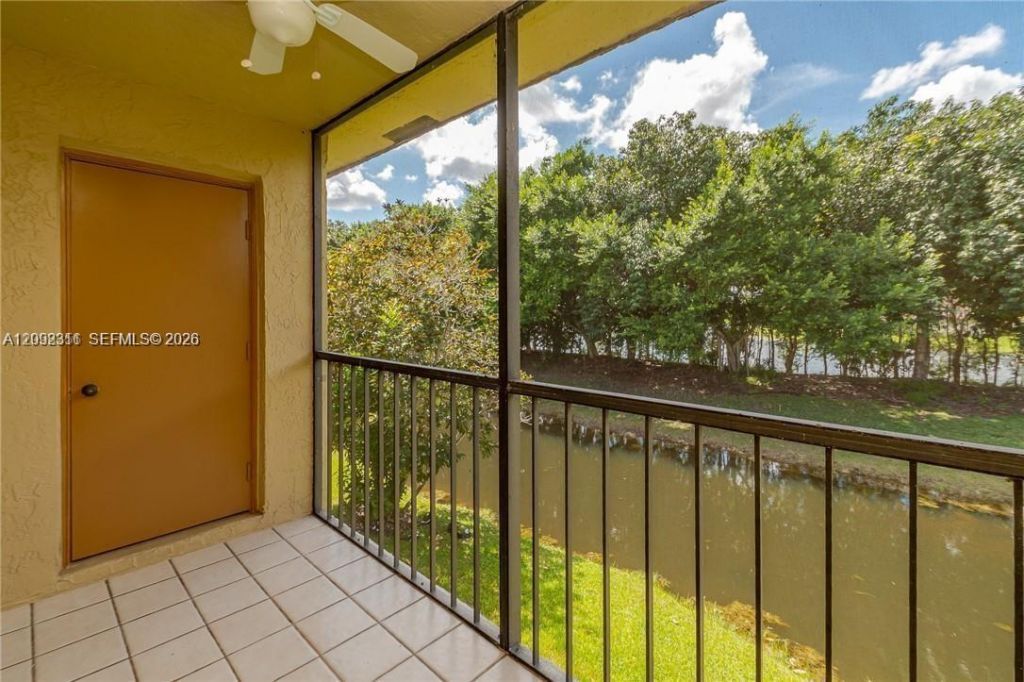 321 Lakeview Dr , Unit 204, Weston, FL 33326 Photo