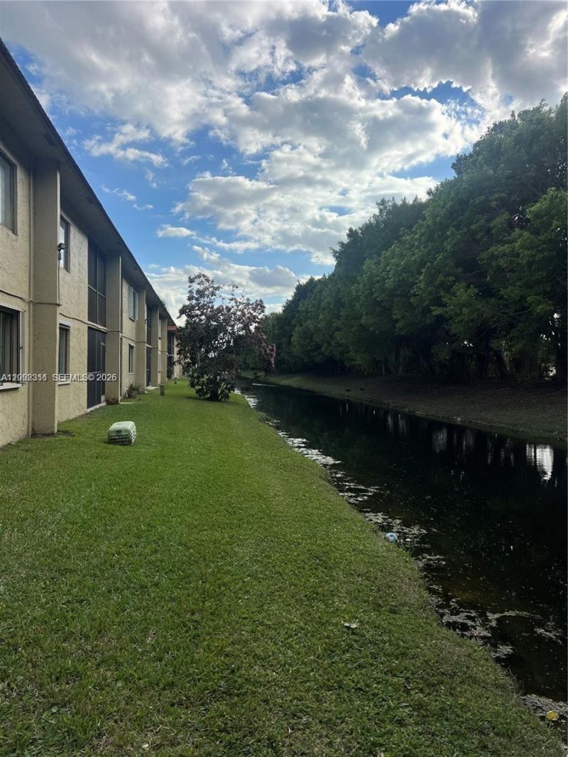 321 Lakeview Dr , Unit 204, Weston, FL 33326 Photo