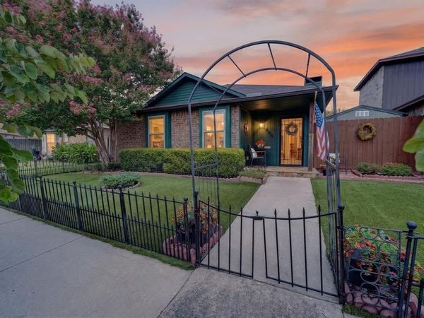 240 Dewey Court , Irving, TX 75060