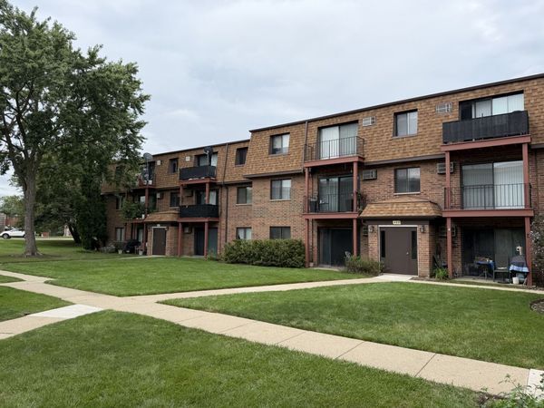 495 Mchenry Road, Unit 1B, Wheeling, IL 60090
