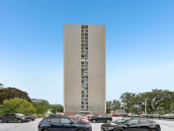2525 S Shore DRIVE, Unit 3B, Milwaukee, WI 53207