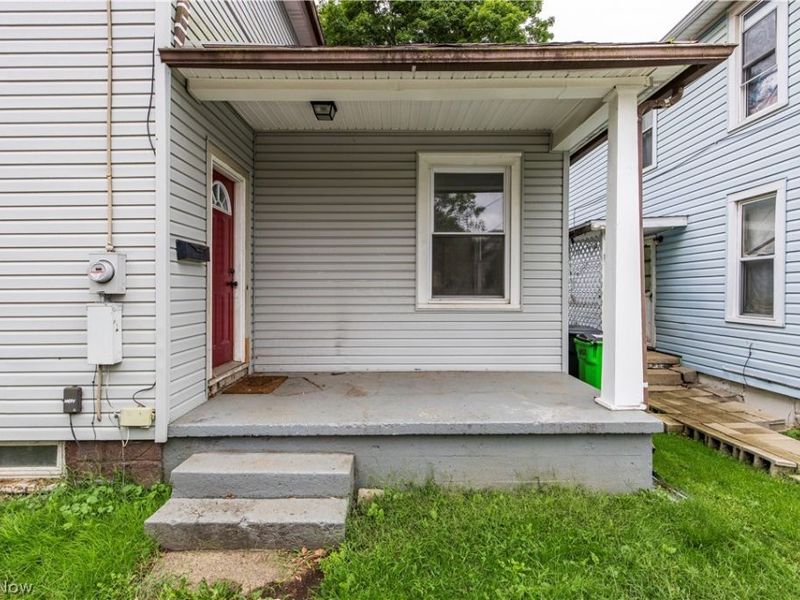 327 Schrock Place SW, Canton, OH 44647 Photo 2