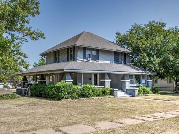 323 W 6th Street , Stroud, OK 74079