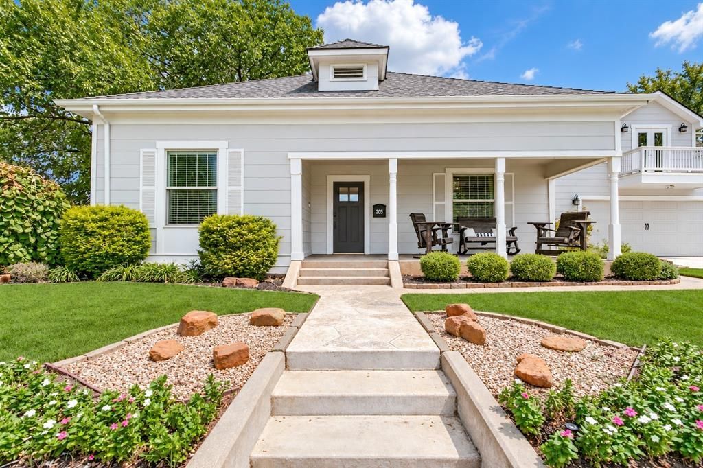 205 S Dooley Street , Grapevine, TX 76051 Main Photo