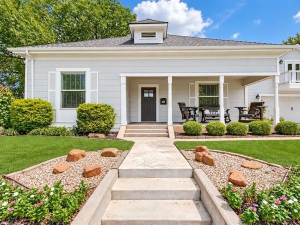 205 S Dooley Street , Grapevine, TX 76051