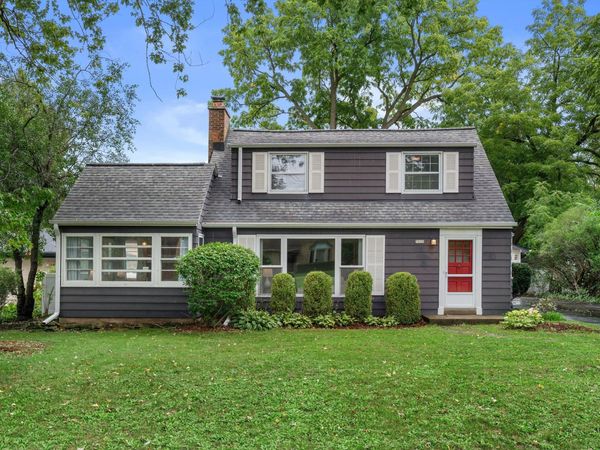7020 N Rockledge Ave, Glendale, WI 53209