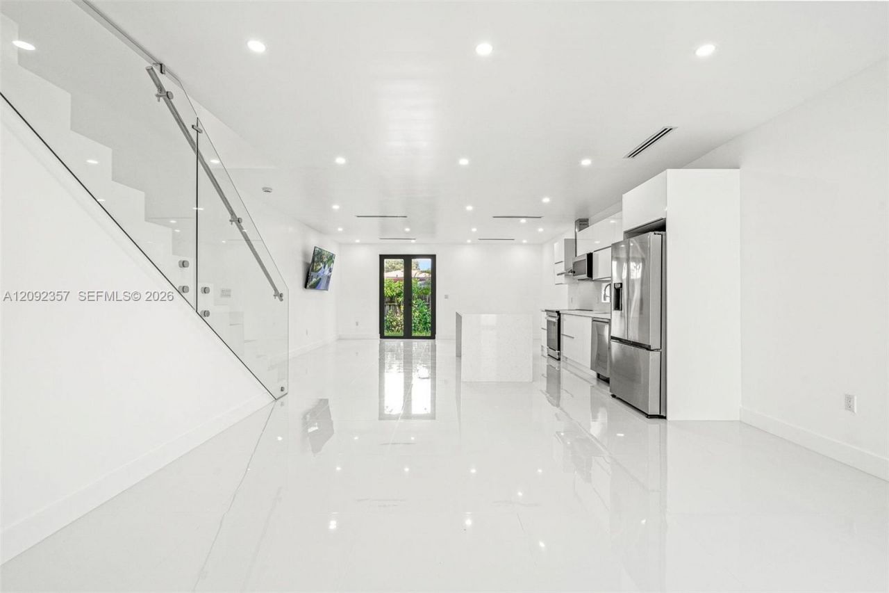 3453 NW 4th St , Miami, FL 33125 Photo