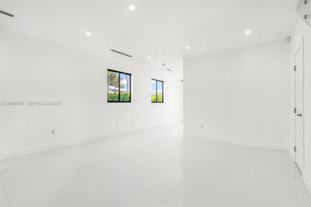 3453 NW 4th St , Miami, FL 33125 Photo