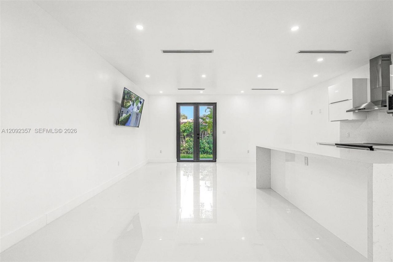 3453 NW 4th St , Miami, FL 33125 Photo