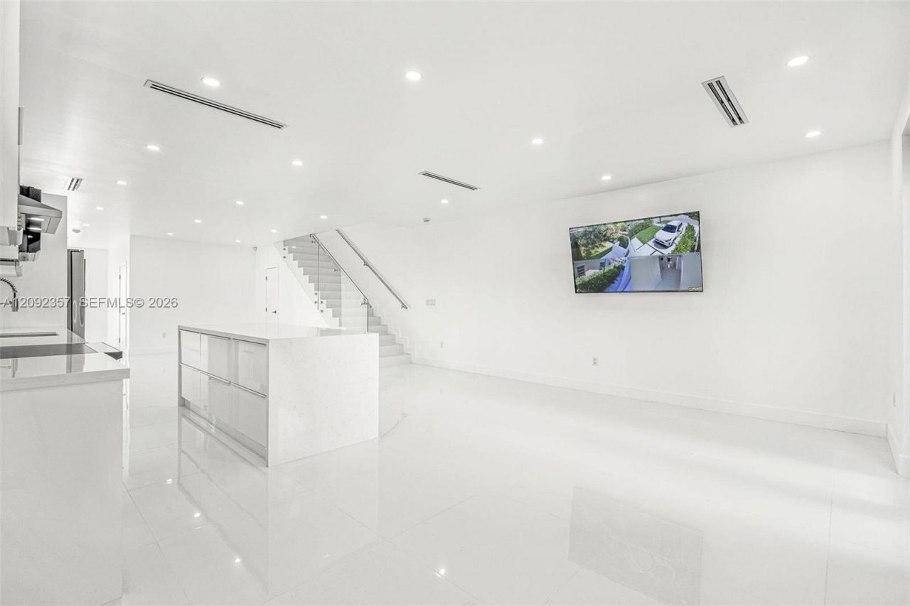 3453 NW 4th St , Miami, FL 33125 Photo
