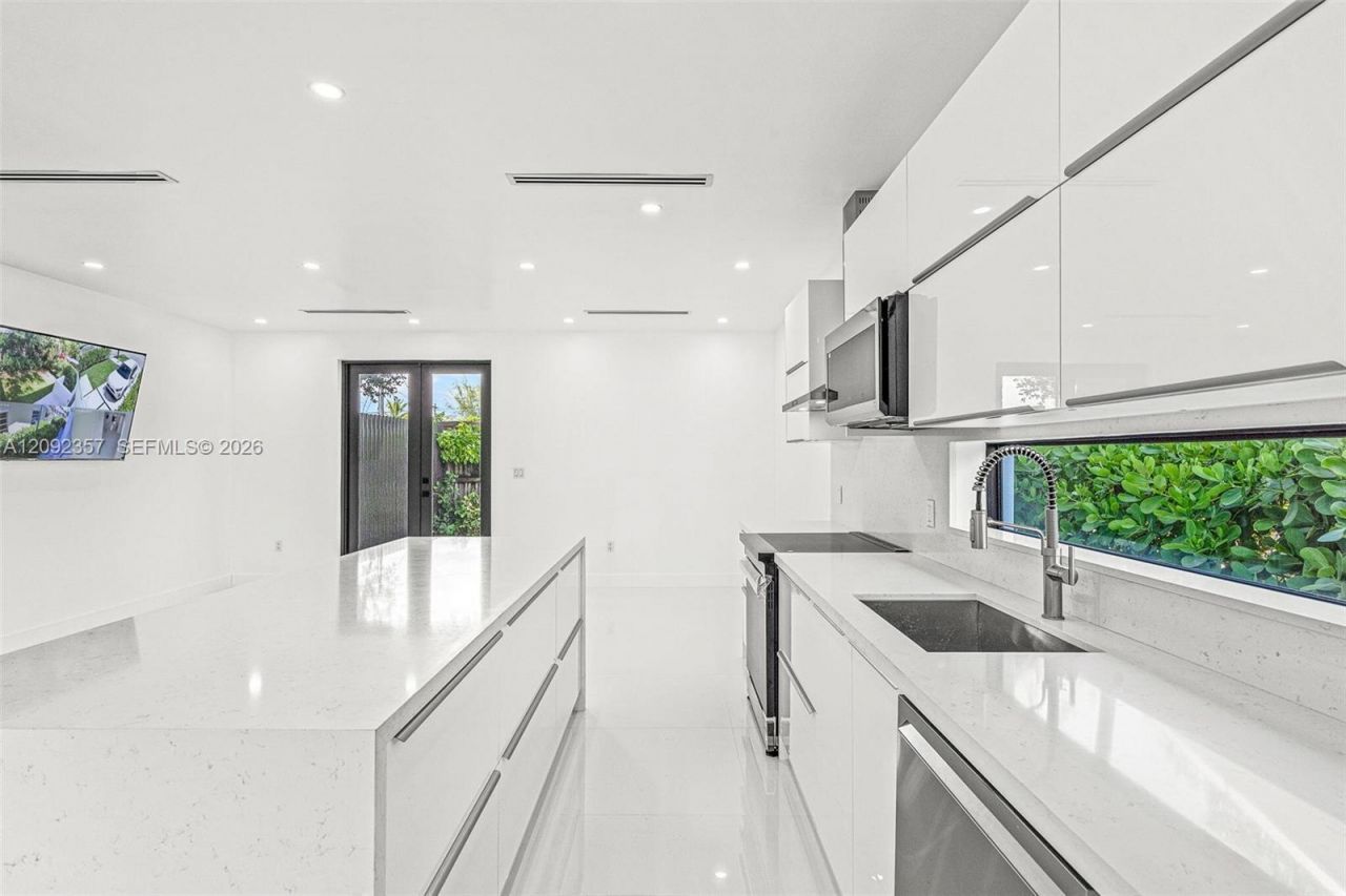 3453 NW 4th St , Miami, FL 33125 Photo