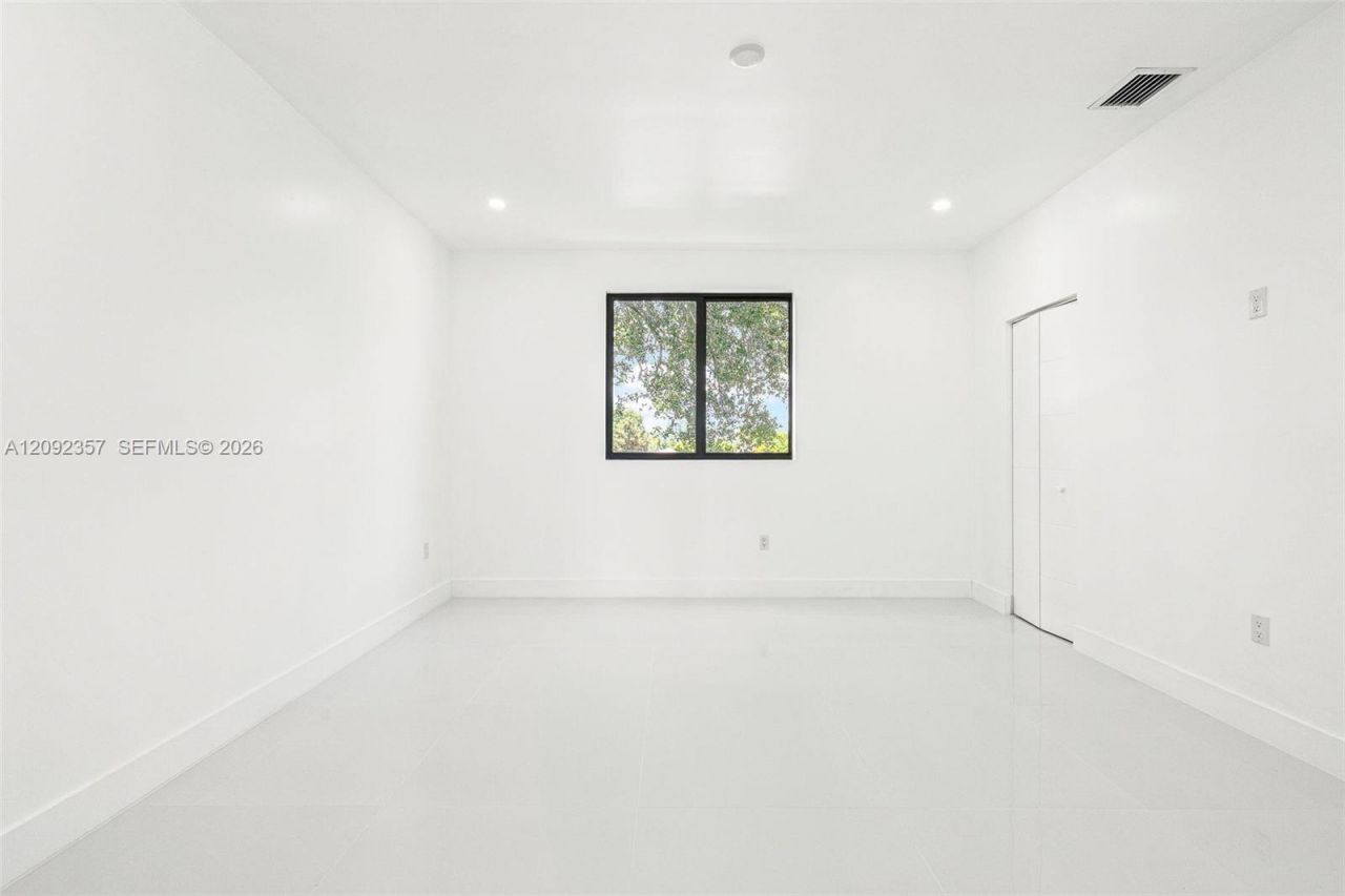 3453 NW 4th St , Miami, FL 33125 Photo