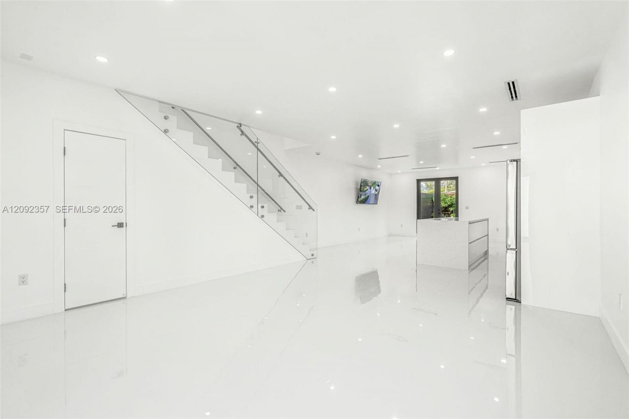 3453 NW 4th St , Miami, FL 33125 Photo