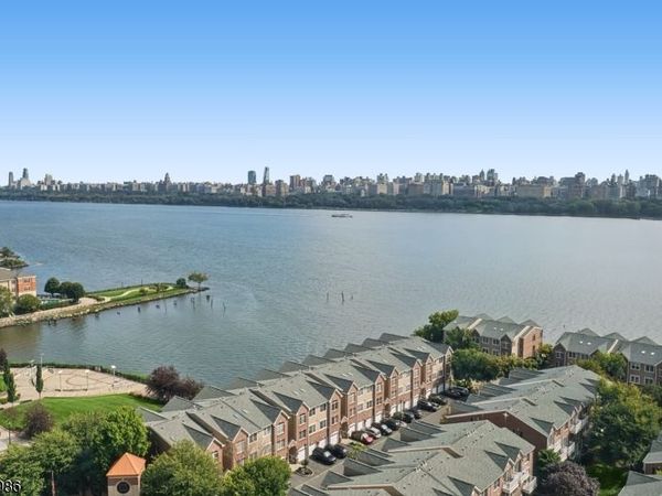 7002 Kennedy Blvd, Guttenberg, NJ 07093