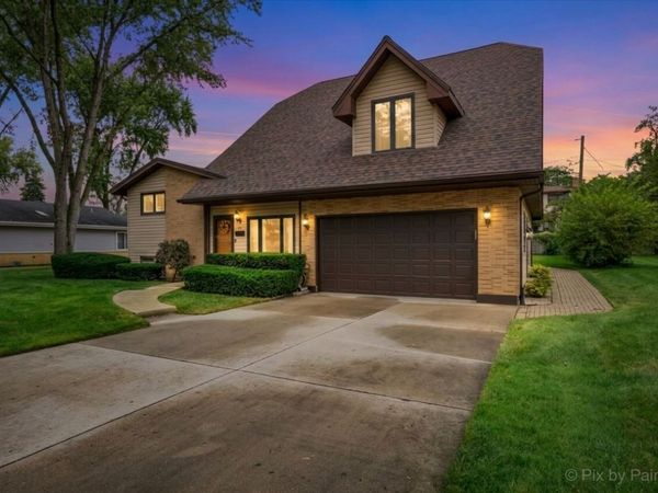 24 W Devon Avenue, Roselle, IL 60172