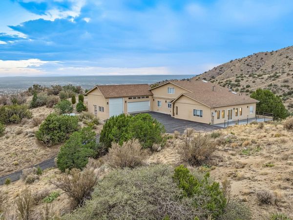 30 Tierra Monte Drive NE, Albuquerque, NM 87122