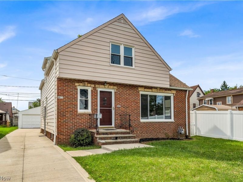 6911 Farnsworth Drive, Parma, OH 44129 Photo 2