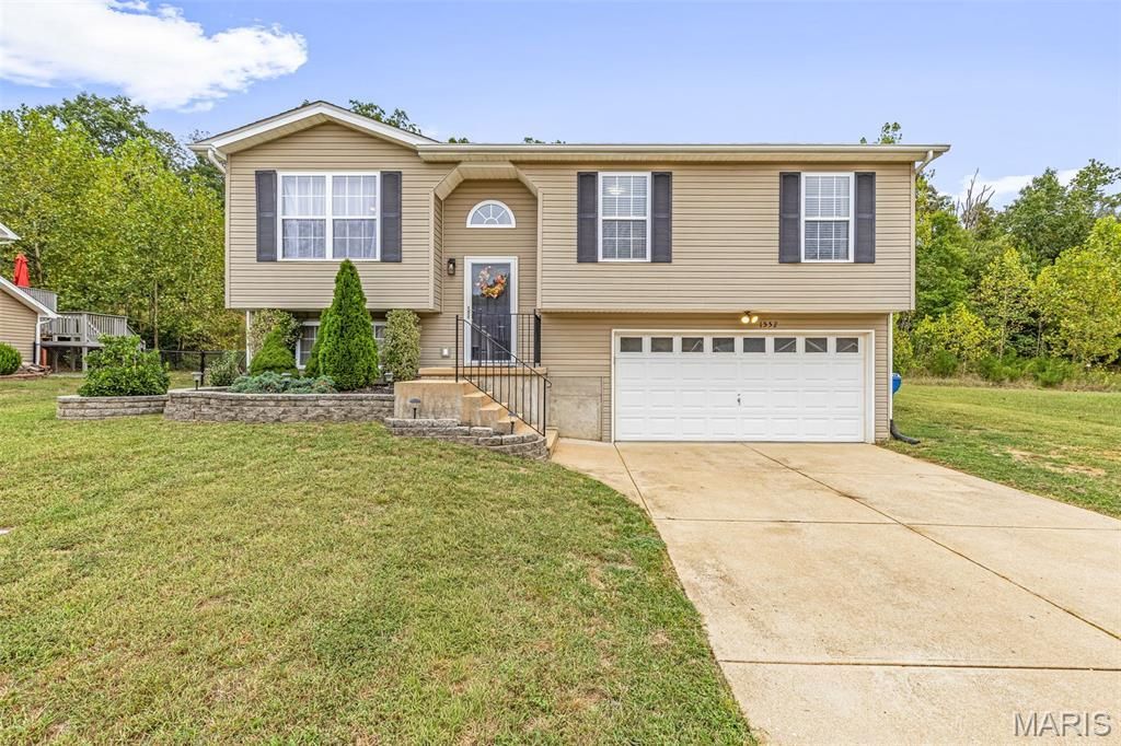 1552 St. Charles Dr, Hillsboro, MO 63050 Main Photo