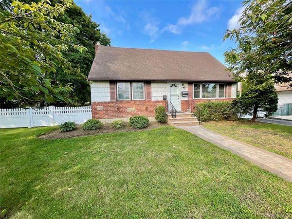 5 Denton Place , Farmingdale, NY 11735