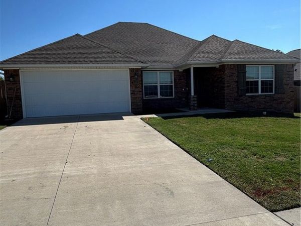 916 Brook Street , Gentry, AR 72734