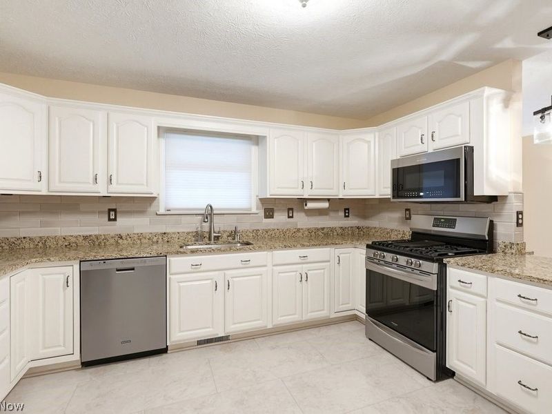 976 Rosemarie Circle, Wadsworth, OH 44281 Photo 14