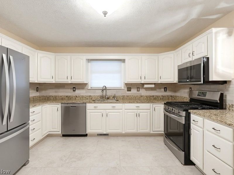 976 Rosemarie Circle, Wadsworth, OH 44281 Photo 17