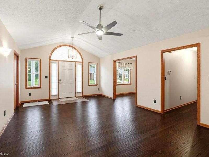 976 Rosemarie Circle, Wadsworth, OH 44281 Photo 4