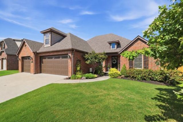 2402 W Cartier Street, Fayetteville, AR 72704 Main Photo