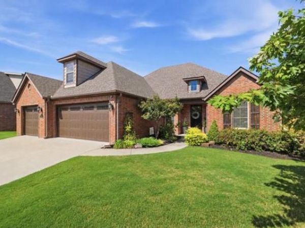 2402 W Cartier Street, Fayetteville, AR 72704