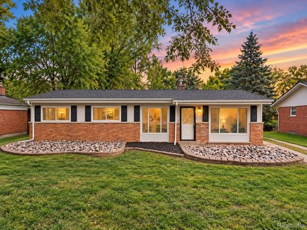8961 Clinton River Road , Sterling Heights, Mi 48314