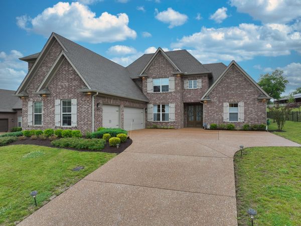 963 Luxborough Dr , Hendersonville, TN 37075